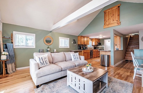 Windham House | Serene Modern 4-bedroom Lakefront Home on Highland Lake, 20 mins from Portland