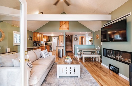 Windham House | Serene Modern 4-bedroom Lakefront Home on Highland Lake, 20 mins from Portland