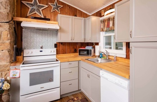 Luray House | Serene mountain getaway/Beautiful Views/Dog friendly