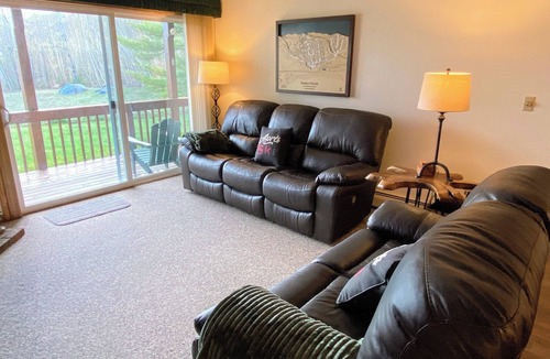 Lincoln Condo | Serene pond views from this charming 2-bed White Mountains condo