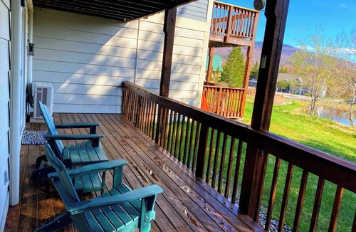 Lincoln Condo | Serene pond views from this charming 2-bed White Mountains condo