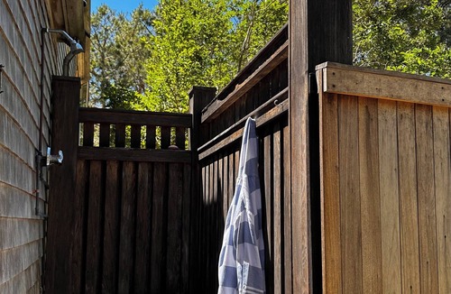 West Tisbury House | Serene Post & Beam Construction/Pet Friendly/Near Bike Path & Sherriff's Meadow