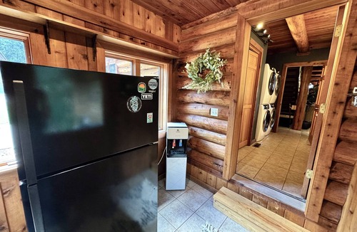 Lawndale Cabin | Serene Private Luxury Escape w/Beautiful Porches, Spa Patio & Fun Game Rooms