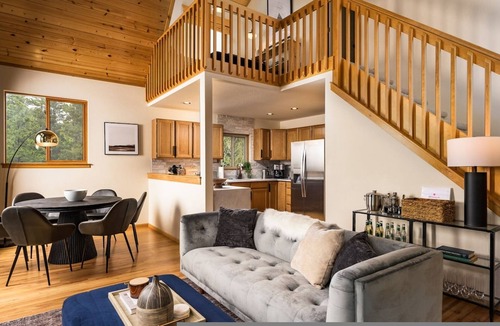 Black Hawk House | Serene Retreat Amazing Views Hottub Sauna Xbox