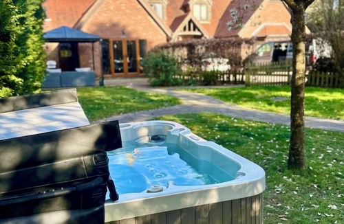 Ringwood House | Serene Retreat - Hot Tub - Pool Table - Near New Forest and Beach - Sleeps 12