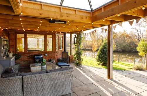 Netley House | Serene Riverside: 6BR Luxury Retreat in Curdridge