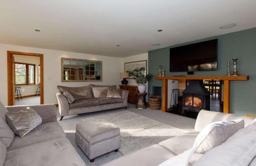 Netley House | Serene Riverside: 6BR Luxury Retreat in Curdridge