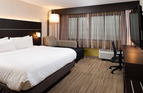 Dent Hotel | Serene Room w/Breakfast Perfect for Exploring Cincinnati + Nearby Attractions