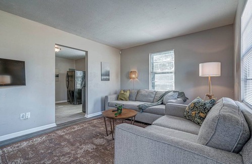 Whitehaven House | Serene Simplicity: Close to I-55 Graceland Airport