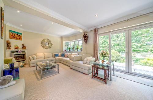 Staines House | Serene spacious room (double) in gorgeous bungalow on river near Thorpe park and Holloway University Egham