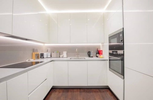 Nine Elms Apartment | Serene, Spacious 2BR 2Bath Manhattan Style Flat | Gym | Balcony | 2 mins to Tube