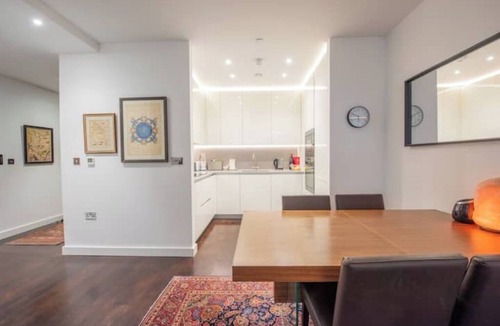 Nine Elms Apartment | Serene, Spacious 2BR 2Bath Manhattan Style Flat | Gym | Balcony | 2 mins to Tube