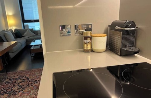 Nine Elms Apartment | Serene, Spacious 2BR 2Bath Manhattan Style Flat | Gym | Balcony | 2 mins to Tube