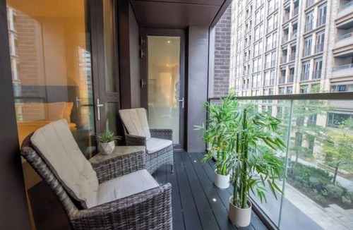 Nine Elms Apartment | Serene, Spacious 2BR 2Bath Manhattan Style Flat | Gym | Balcony | 2 mins to Tube