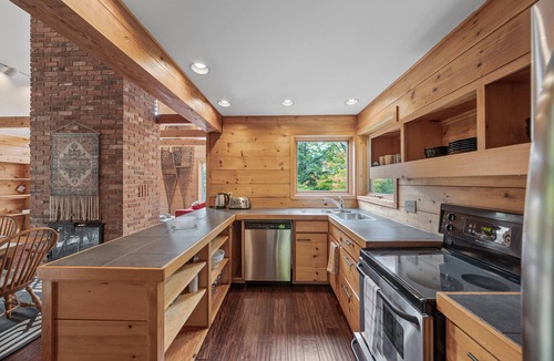 Clearview Cottage | Serene & Spacious Home in Creemore Countryside