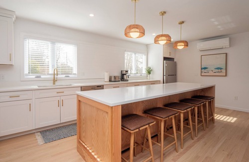 Newport East House | Serene & Spacious Home 10 min to Newport and Beaches, 3 bed, 2.5 bath, sleeps 9