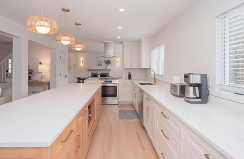 Newport East House | Serene & Spacious Home 10 min to Newport and Beaches, 3 bed, 2.5 bath, sleeps 9