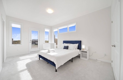 Pickering House | Serene Stays - Pickering (5 Beds, 2.5 Baths, 4 Parking)