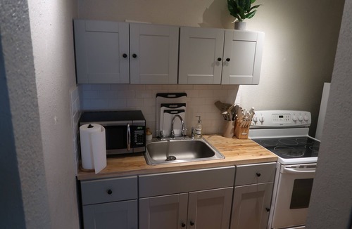 Hanover Place Apartment | Serene studio with AC w/d in building steps from the streetcar