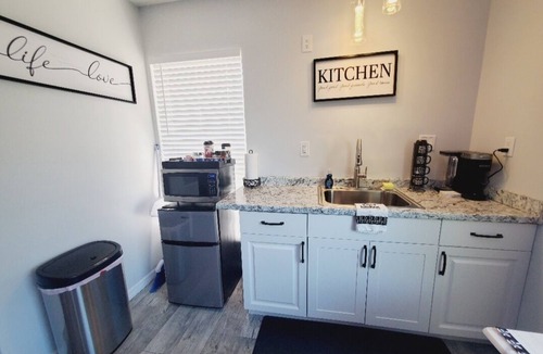 Spring Hill Apartment | Serene Suite+ Private Entrance, by beaches, lakes, Springs, state park and more!