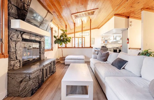 Crestline Cabin | Serene Treetop Getaway- Cozy & Modern Tri-level Mountain Cabin