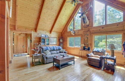 Dailey House | Serene Valley Bend Cabin Rental: 7 Private Acres!