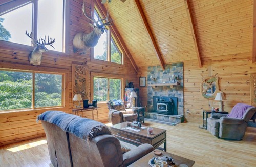 Dailey House | Serene Valley Bend Cabin Rental: 7 Private Acres!
