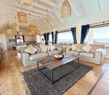 Stompneusbaai Villa | Serene Villa, Britannia Bay overlooking the beach