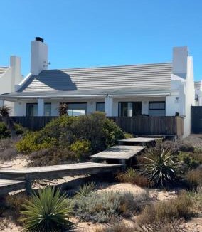 Stompneusbaai Villa | Serene Villa, Britannia Bay overlooking the beach