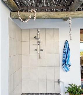Stompneusbaai Villa | Serene Villa, Britannia Bay overlooking the beach
