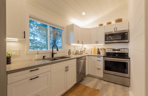 Lake of Bays Cabin | Serene Waterfront Cabin in the Woods | 4-Season Escape w/WiFi, Kayaks & Firepit