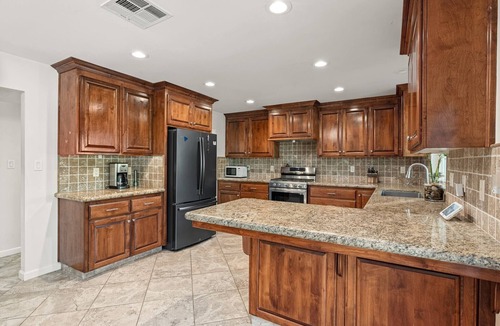 Bakersfield House | Serene Waterfront Getaway-Relax by the River