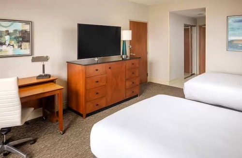 St. Petersburg Hotel | Serene Waterfront Getaway near Beaches | Elegant Atmosphere | 3 Units