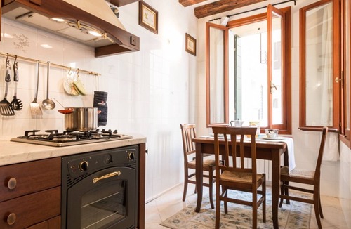 Cannaregio Apartment | SERENISSIMA. AUTHENTIC VENICE IN QUIET COURTYARD