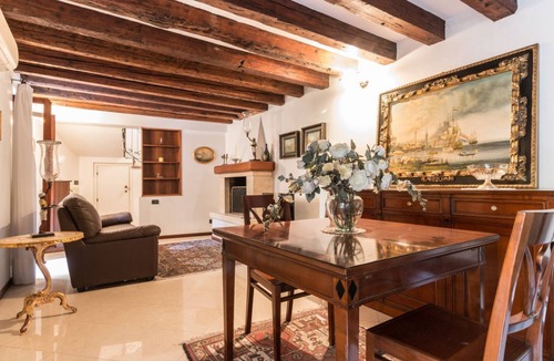 Cannaregio Apartment | SERENISSIMA. AUTHENTIC VENICE IN QUIET COURTYARD