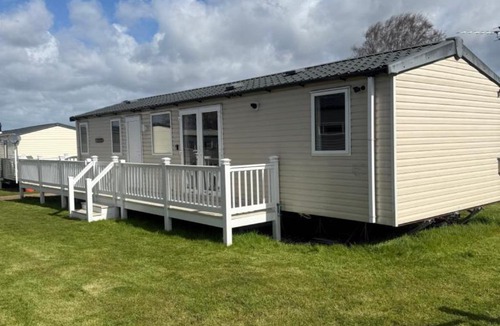 Oulton Broad House | Serenity 2 No 98 Central lounge sleeps 6 x 3 bedrooms x 2 bathrooms