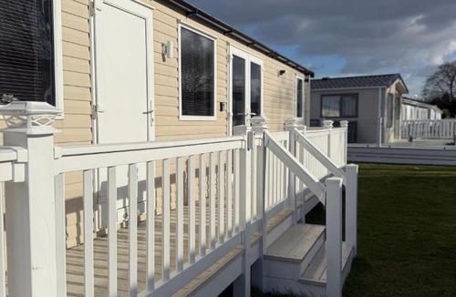 Oulton Broad House | Serenity 2 No 98 Central lounge sleeps 6 x 3 bedrooms x 2 bathrooms