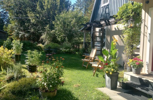 Fauquier Cottage | Serenity & Adventure @ Arrow Lake Lavender Cottage. Walk to Sandy Beach & Golf.
