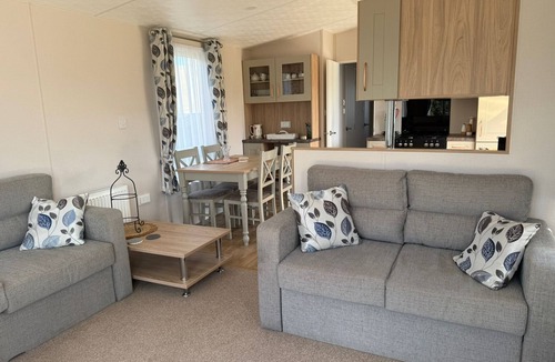 Richmond Downs Cottage | Serenity at the edge of the lake