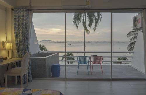 Si Racha Villa | Serenity Beachfront room - Private beach - Near Bangkok/Pattaya