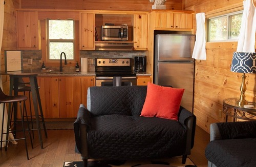 Mill Spring Cabin | Serenity Ridge Cabin E: Couple's Holiday