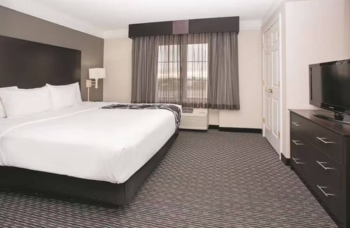 Superstition Springs Hotel | Serenity Suite with Pool View, La Quinta Inn - Ideal Mesa Getaway