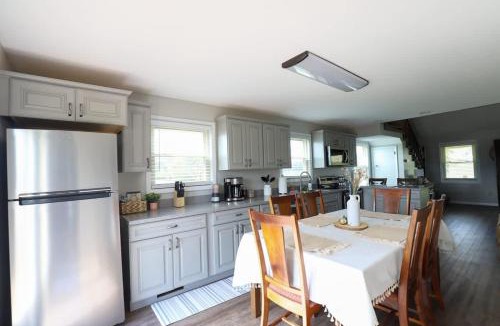 Greeneville House | Serenity with Mountain Views 3BR Deckside Views