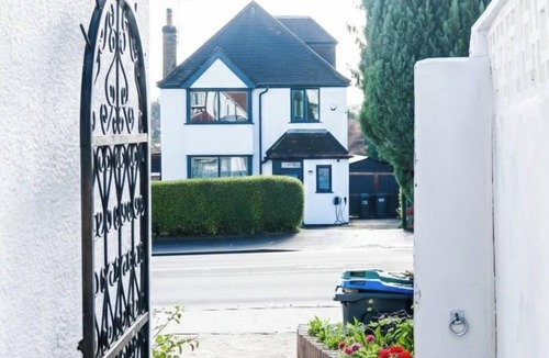 Selsdon and Ballards House | Serviced Accom Sleeps 8- Near London, Free Parking