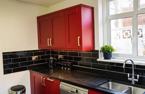 Selsdon and Ballards House | Serviced Accom Sleeps 8- Near London, Free Parking