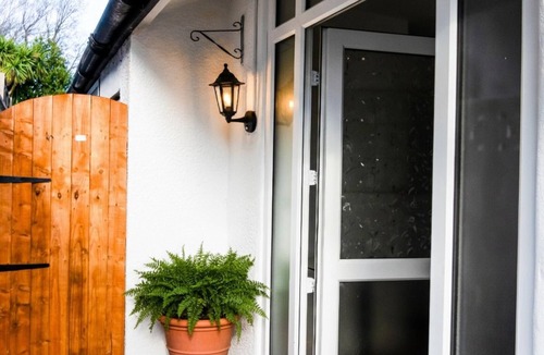 Selsdon and Ballards House | Serviced Accom Sleeps 8- Near London, Free Parking