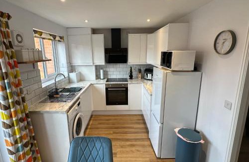 Bedford House | Serviced Accommodation, 3 Bed, allocated off road parking, Contractor Ready