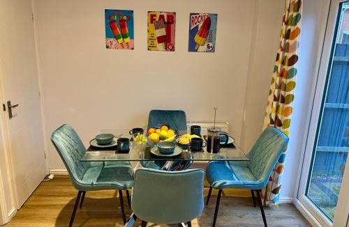 Bedford House | Serviced Accommodation, 3 Bed, allocated off road parking, Contractor Ready