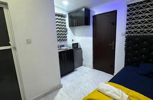 Lagos Apartment | Serviced Self Contained Room At Aquaview estate Ogudu, 15 mins to the Airport