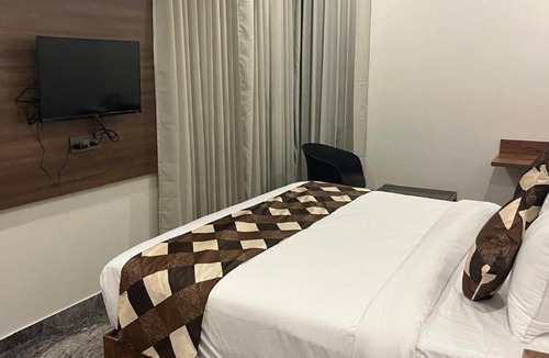 Teynampet Hotel | Sesha Residency